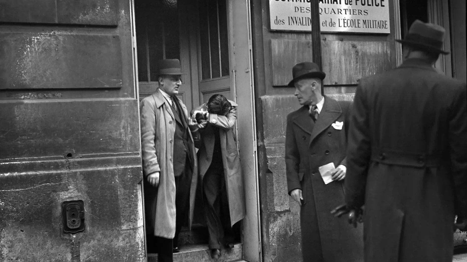 El joven Grynszpan, tras su interrogatorio en 1938, se cubre el rostro