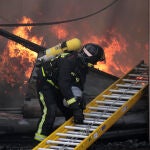 Efectivos del Cuerpo de Bomberos de León intervienen en un incendio originado en una nave en el municipio de Valverde de la Virgen (León)
