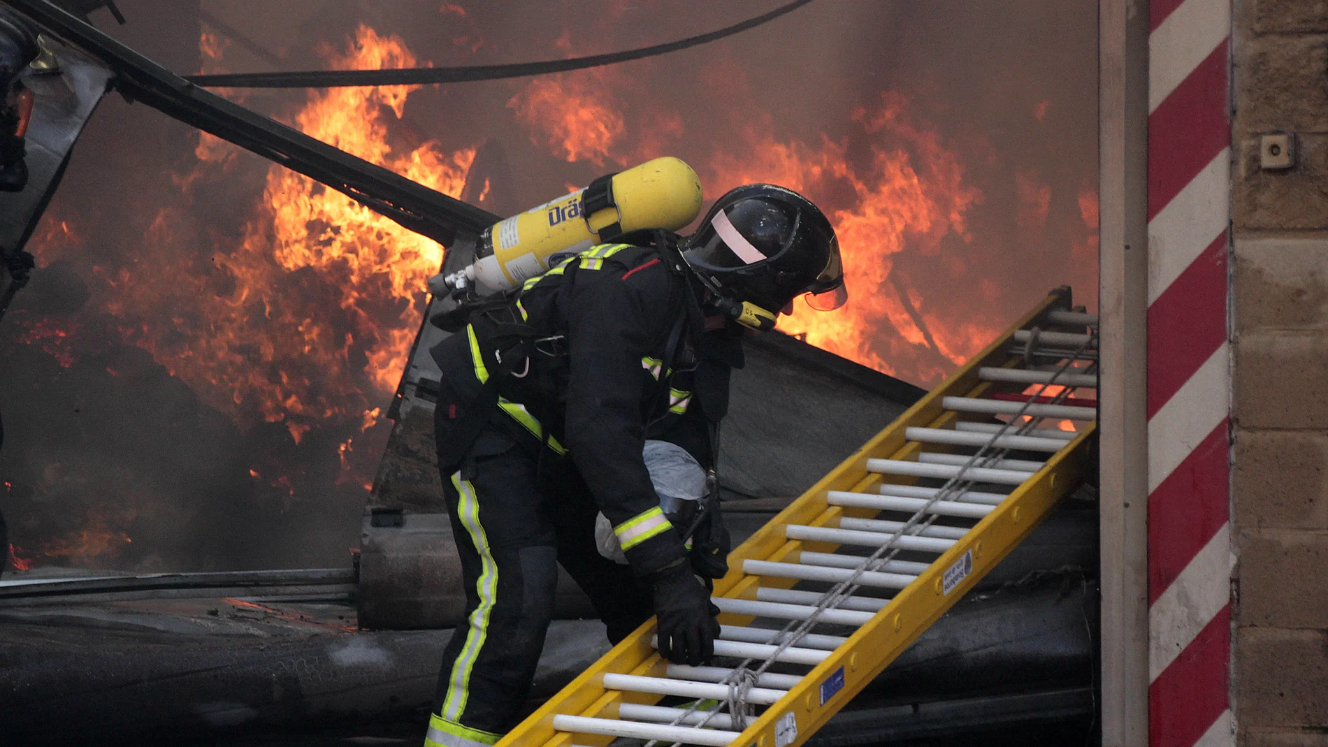 Efectivos del Cuerpo de Bomberos de León intervienen en un incendio originado en una nave en el municipio de Valverde de la Virgen (León)