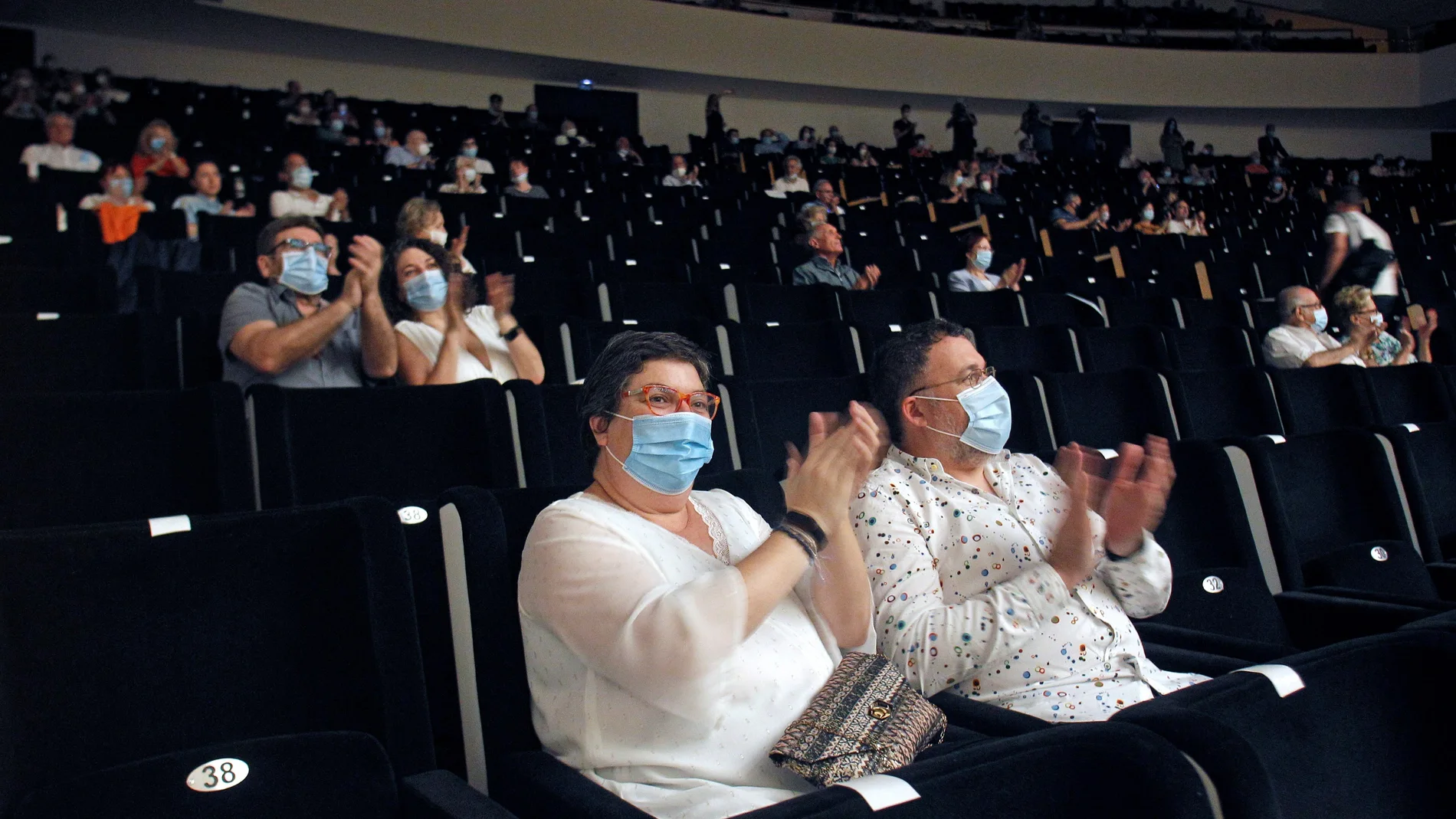 Asistentes al primer concierto sinfónico de España con presencia de público, siguen desde los asientos del Auditorio de la Diputación de Alicante, el concierto gratuito mediante inscripción previa "Beethoven 250. Renace la música". EFE/MORELL.
