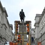 Los trabajadores protegen a Robert Clive en Londres