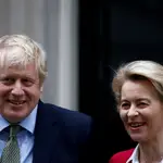 El primer ministro Boris Johnson y la presidenta de la Comisión Europea, Ursula von der Leyen, en una imagen de enero