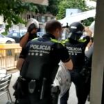 La policía desaloja una vivienda okupa en Badalona