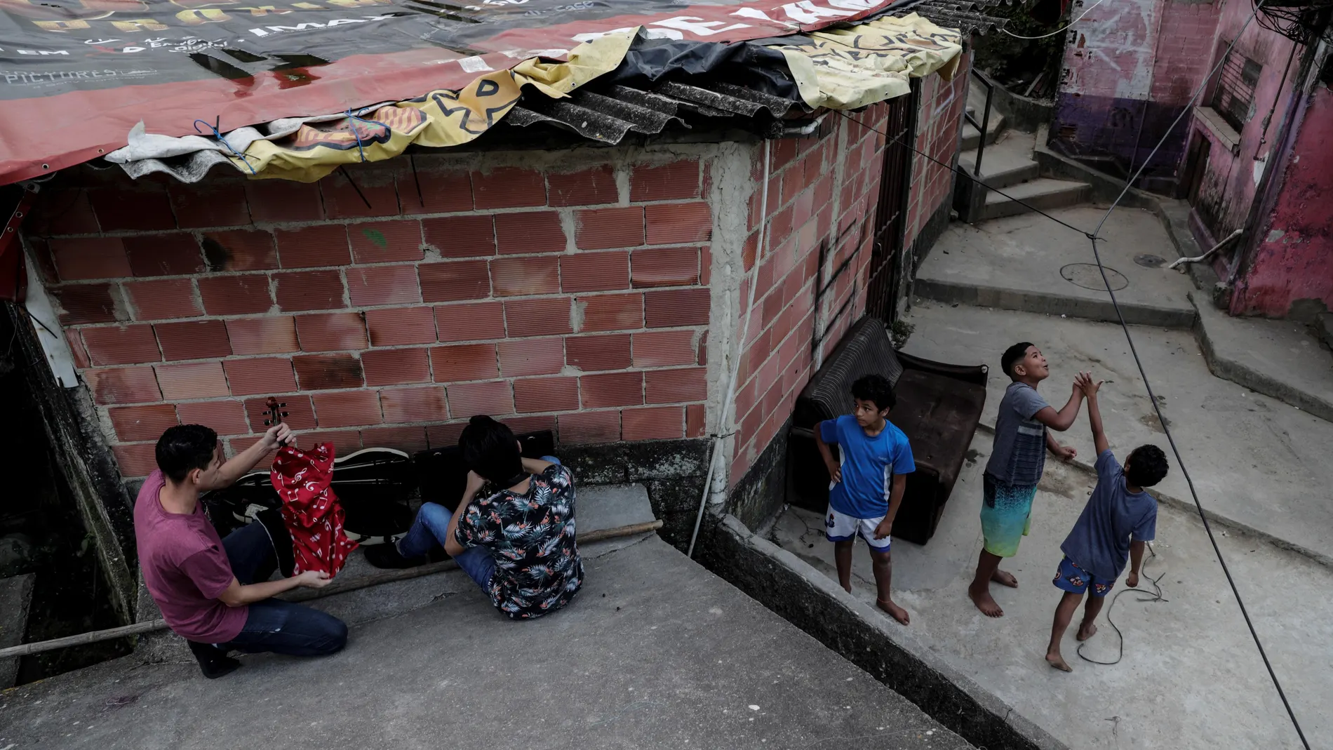 Músicos de favela de Río cambian la tarima por la calle durante la pandemia