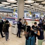 Los viajeros tuvieron que esperar más de dos horas de cola en la T4 de Barajas por los controles de Sanidad