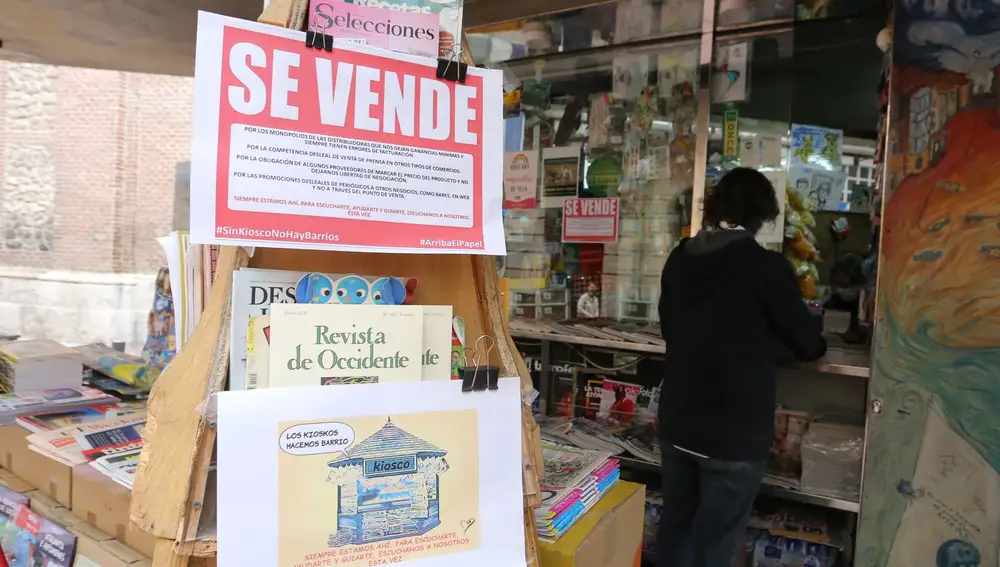 Un quiosco de Valladolid coloca el cartel de "Se Vende"