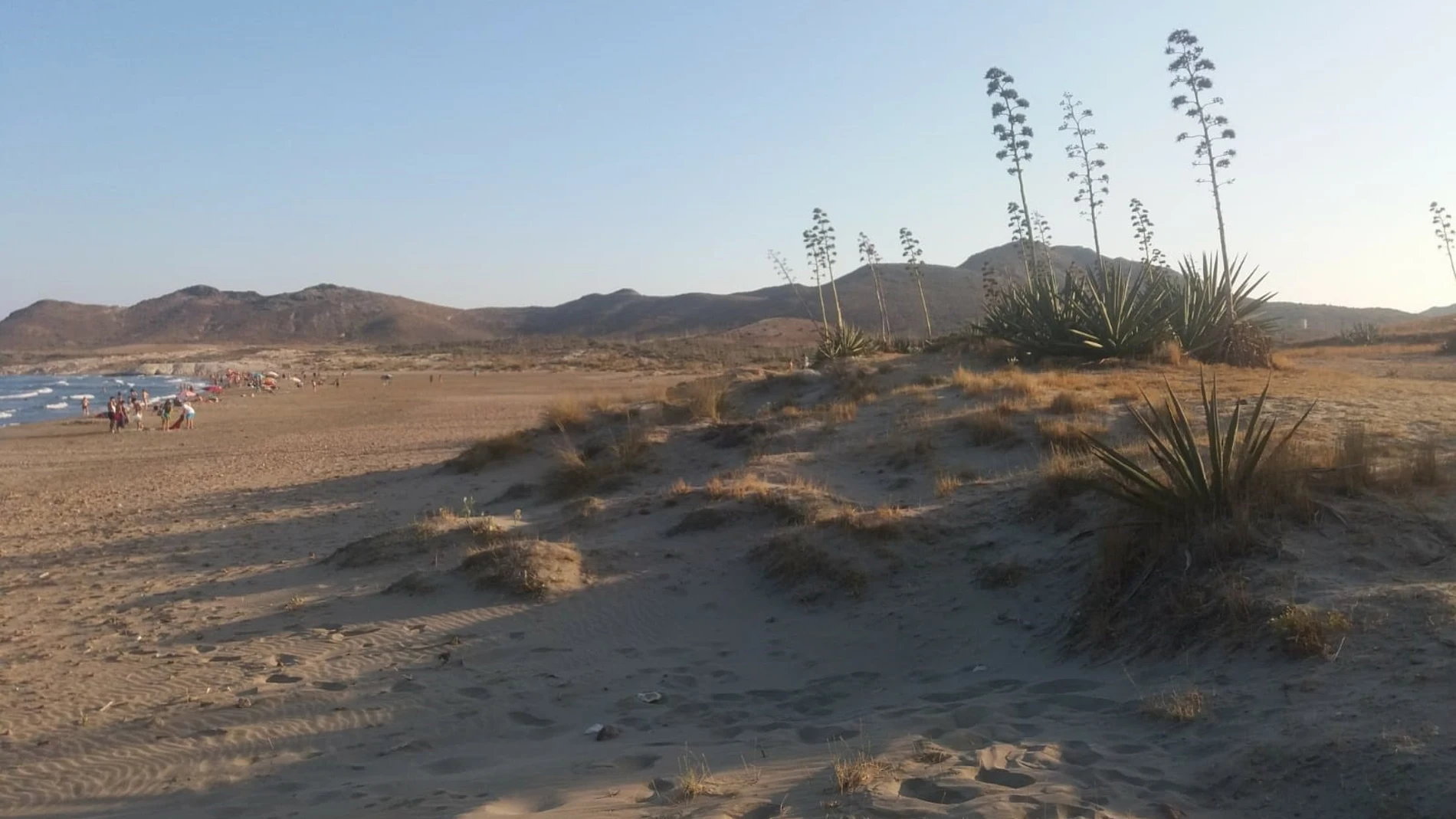 Almería.-Las playas de Mónsul y Genoveses restringen desde este sábado su acceso con control de gálibo y pago de entrada