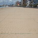 GRAFCVA5787. BENIDORM (ALICANTE), 12/06/2020.-Las playas de Benidorm (Alicante), de las más emblemáticas del Mediterráneo español, reabrirá en unos días parcelada con cuerdas que delimitarán áreas de 4 por 4 metros para asegurar el distanciamiento social obligado por la crisis sanitaria de la covid-19.Los operarios terminan estos días de colocar postes y las cuerdas de color azul para delimitar los espacios de estas emblemáticas playas que, en condiciones normales, pueden albergar unas 40.000 personas y que a partir de la próxima semana verá drásticamente reducido el aforo.