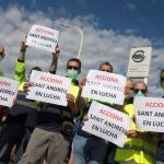 Trabajadores de empresas proveedoras y subcontratadas de Nissan protestan en la Zona Franca de Barcelona por el cierre de la planta