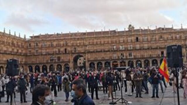 Miles de personas abarrotan la Plaza Mayor de Salamanca en defensa del mundo del toro
