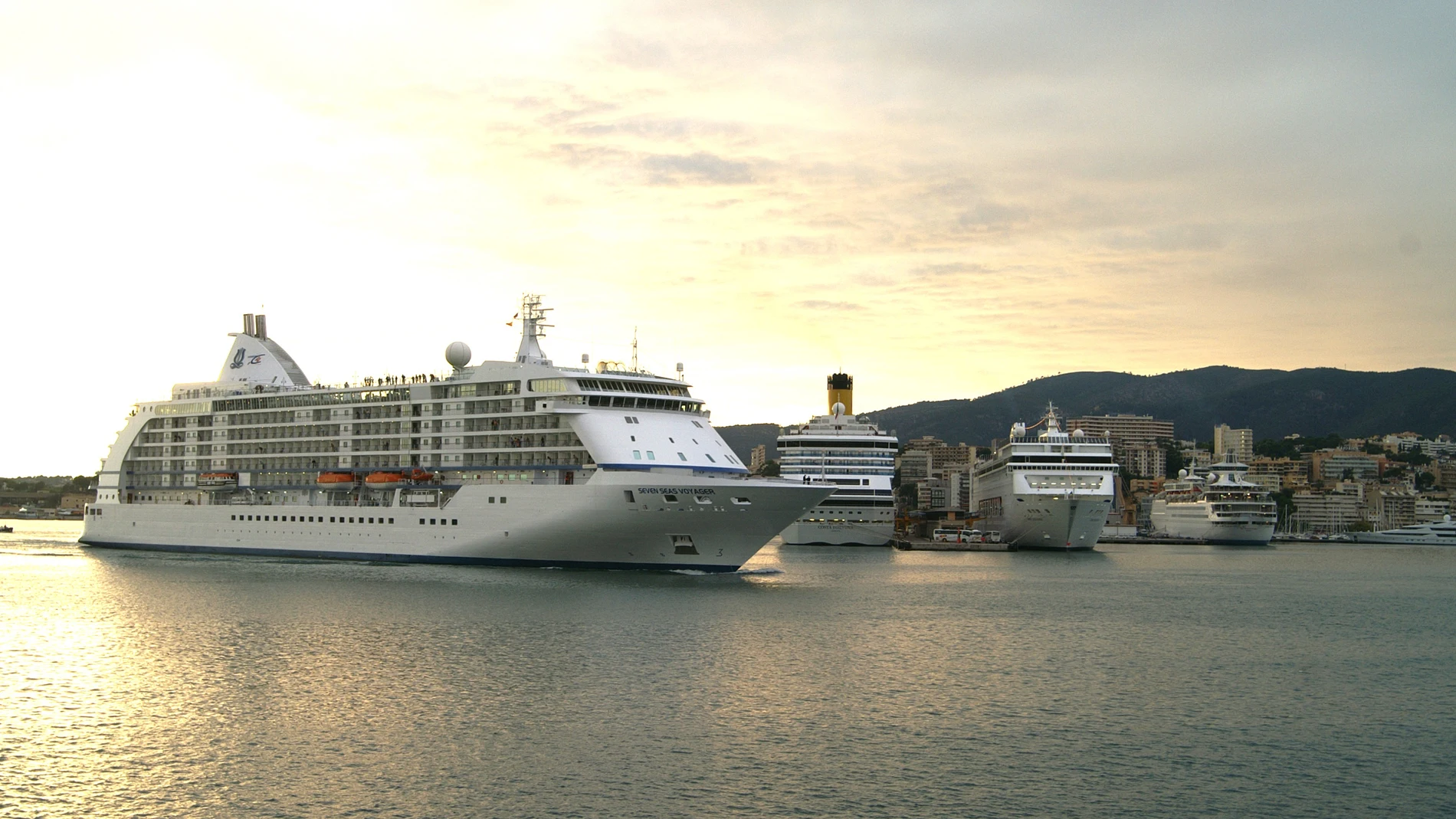 El turista de crucero consume una media 90 litros de agua al año en el puerto de Palma, según la APB