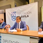 El presidente de la Diputación de Ávila, Carlos García, durante la presentación del Premio
