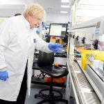 EL "premier" Boris Johnson visita un laboratorio en Londres