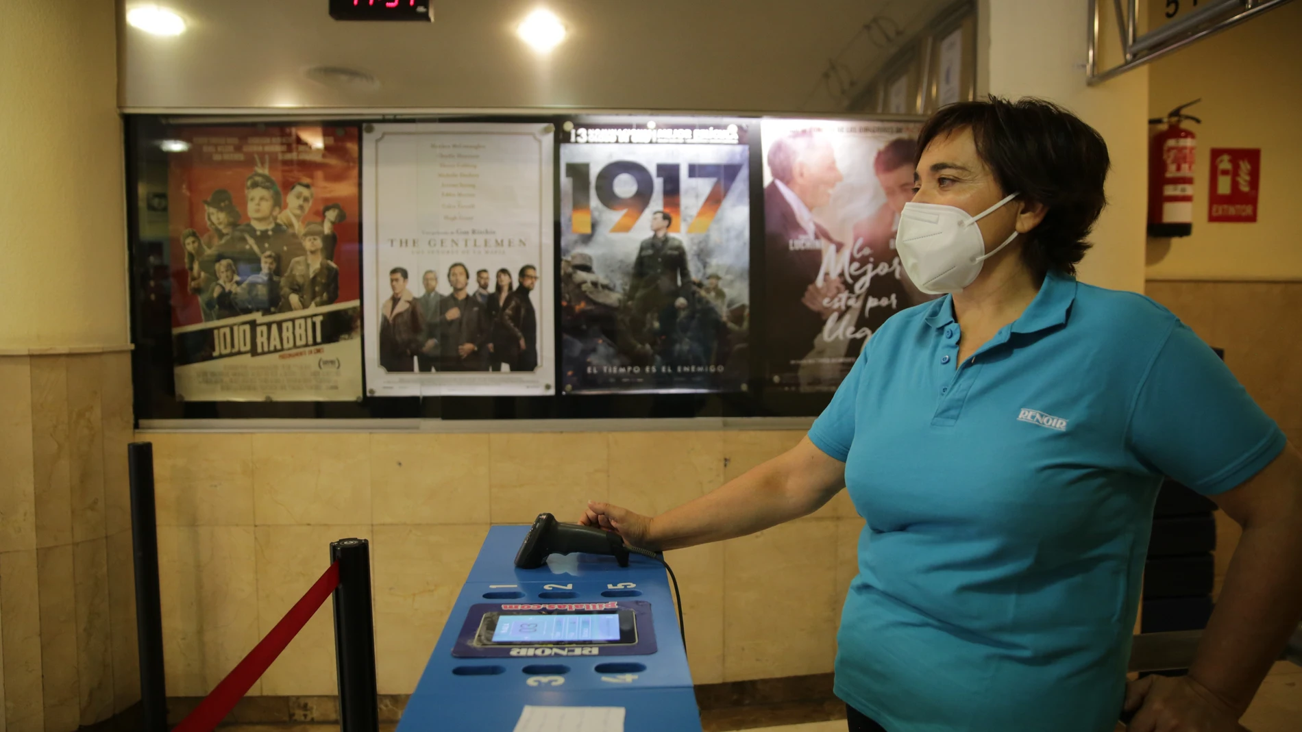 Una empleada con mascarilla en los Cines Renoir Plaza España, Madrid.
