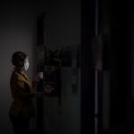 -FOTOGALERIA- ACOMPAÑA CRÓNICA ARGENTINA CORONAVIRUS*** AME6165. BUENOS AIRES (ARGENTINA), 12/06/2020.- Fotografía fechada el 28 de mayo de 2020 de una médica de pediatría del Hospital Posadas recorre la unidad de aislamiento de COVID-19, en Buenos Aires (Argentina). Cada día llegan más pacientes y una creciente tensión se palpa en los pasillos y en el paso apurado del personal sanitario. El hospital Posadas, un gigante estatal a cargo de la salud de 7 millones de personas en su área de influencia, está en el frente de batalla contra el coronavirus en el populoso cordón urbano que rodea a Buenos Aires, uno de los principales focos de contagio en la Argentina. La prioridad hoy es salvar vidas, limitar la transmisión del virus y cuidar a su personal de cara a un pico de infectados cada vez más próximo. EFE/ Juan Ignacio Roncoroni