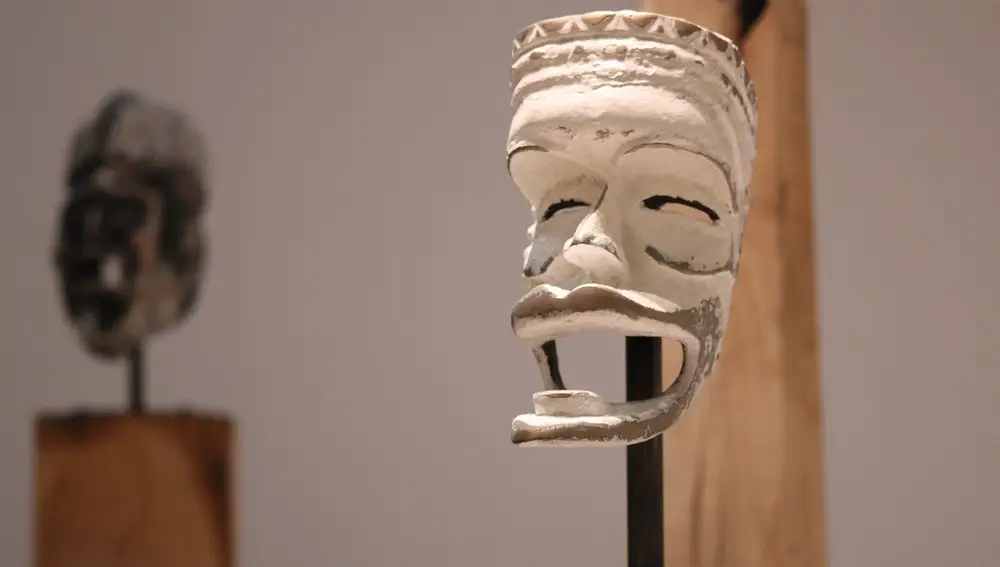 Máscara africana en un museo.