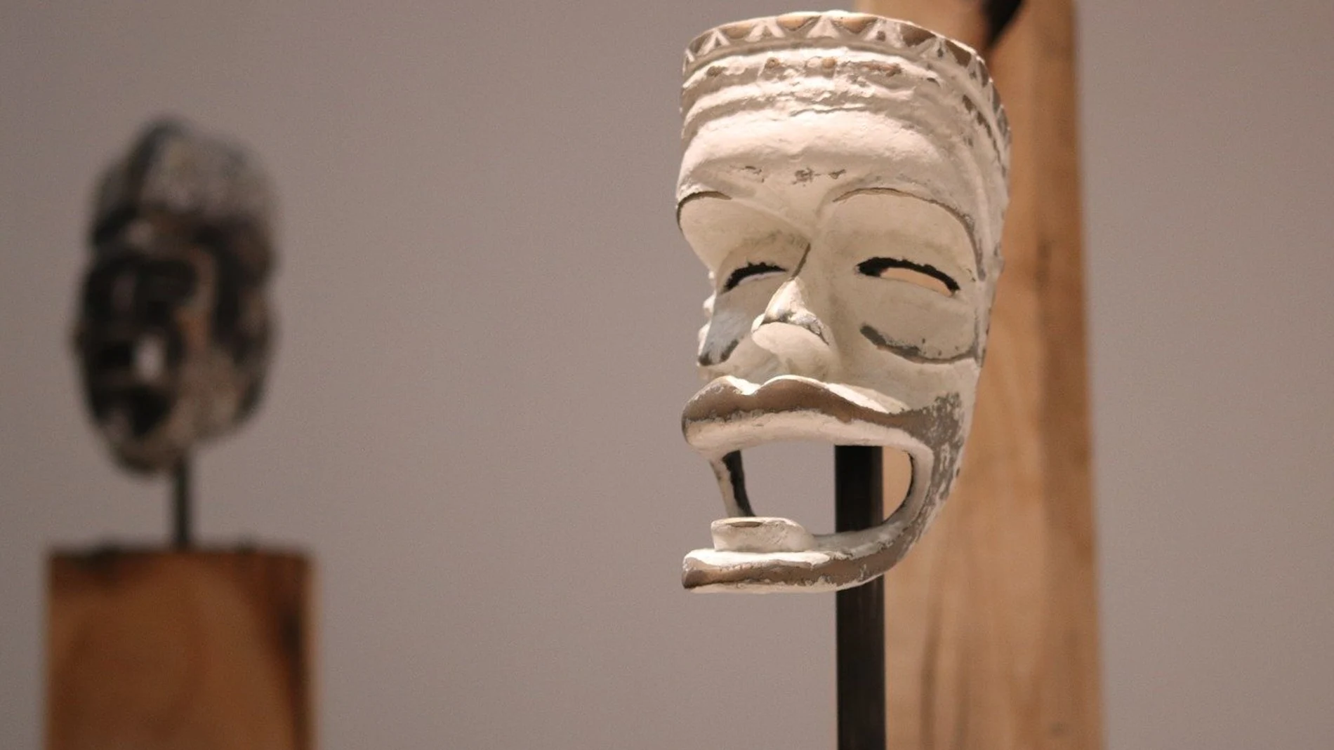 Máscara africana en un museo.