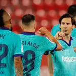 Messi saluda a Jordi Alba tras uno de los goles en Mallorca