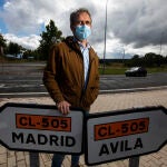 El alcalde de Las Navas del Marqués, Javier Sastre, posa en la entrada del pueblo