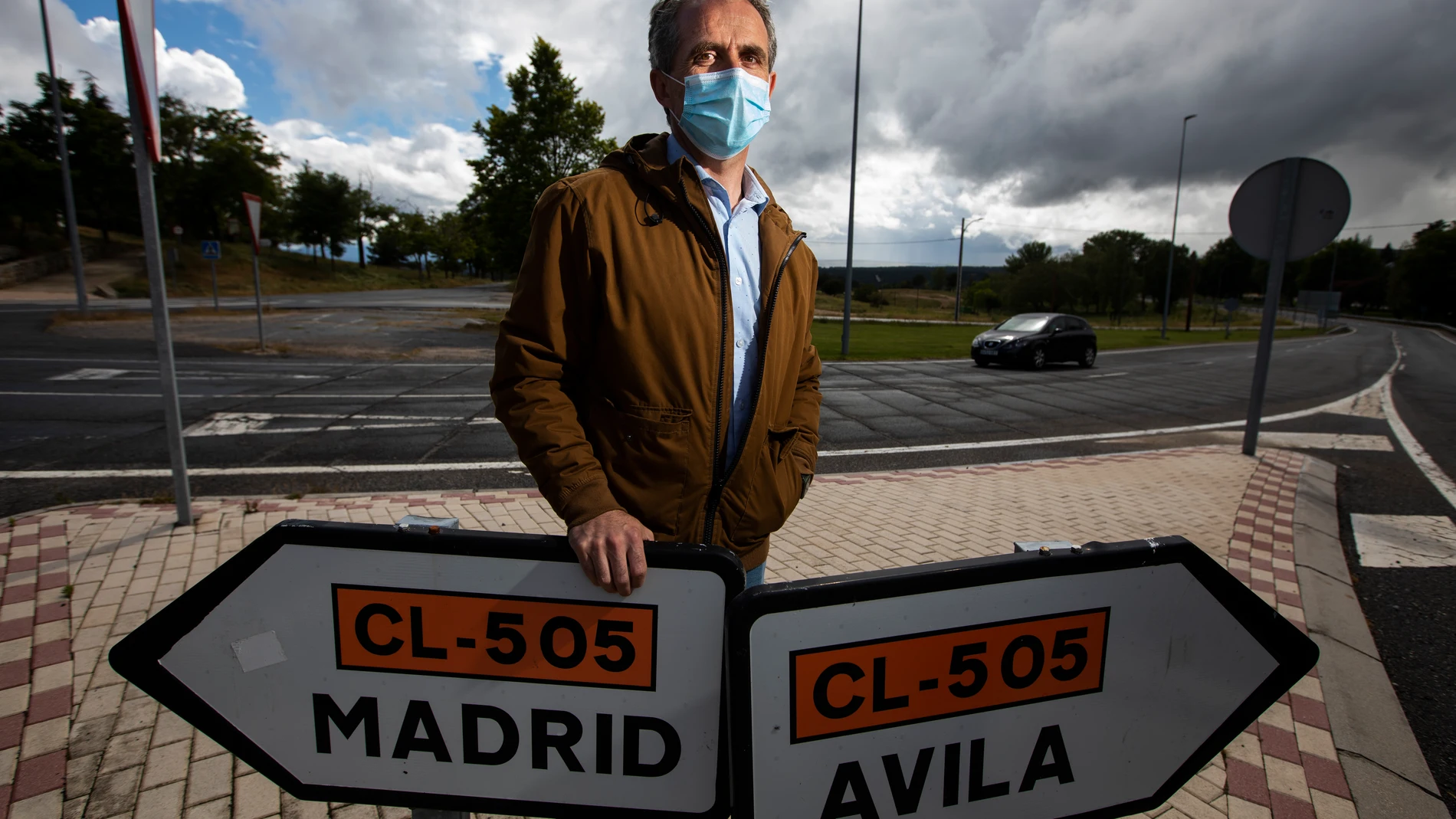 El alcalde de Las Navas del Marqués, Javier Sastre, posa en la entrada del pueblo