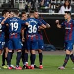 Los jugadores del Levante UD celebran el gol marcado por Gonzalo Melero de penalti