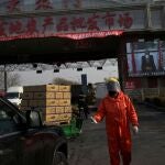 Un operario en el mercado de Xinfadi en Pekín