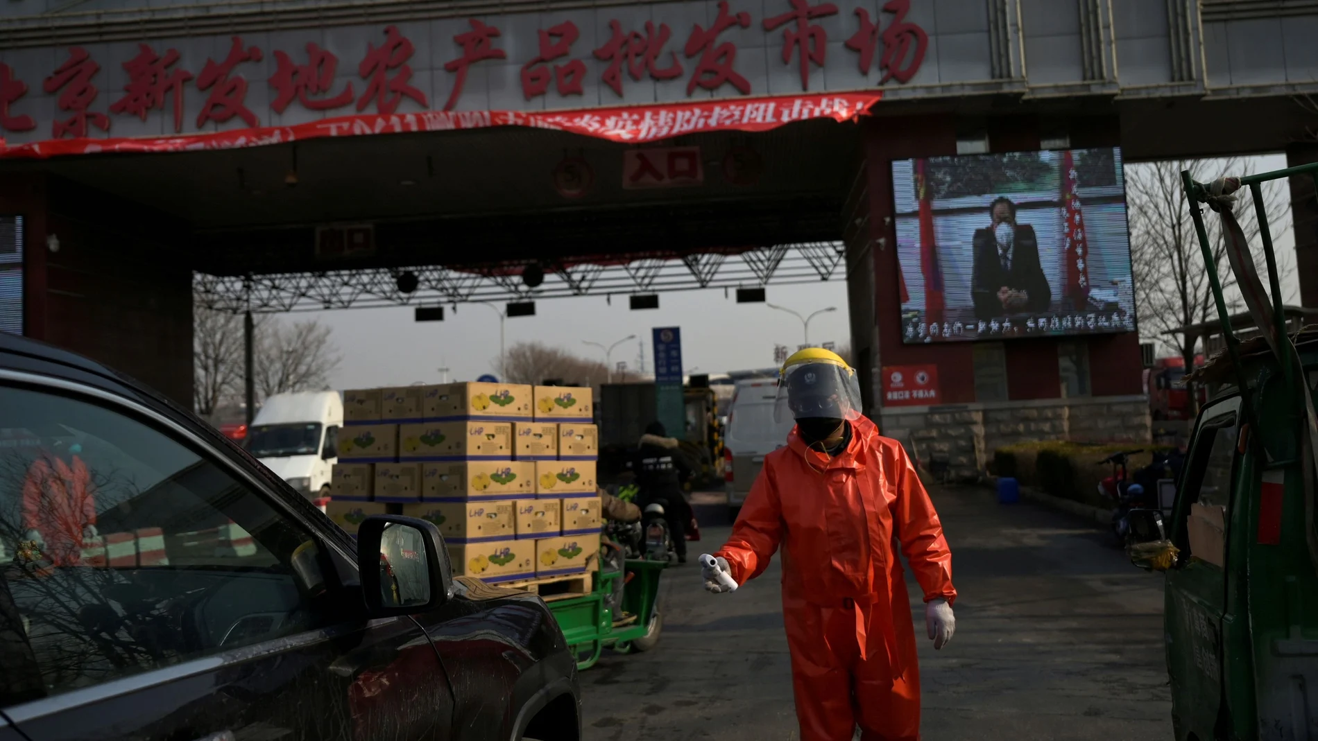 Un operario en el mercado de Xinfadi en Pekín
