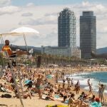 Aspecto de la playa de San Sebastián, llena de gente, este sábado EFE/Marta Pérez