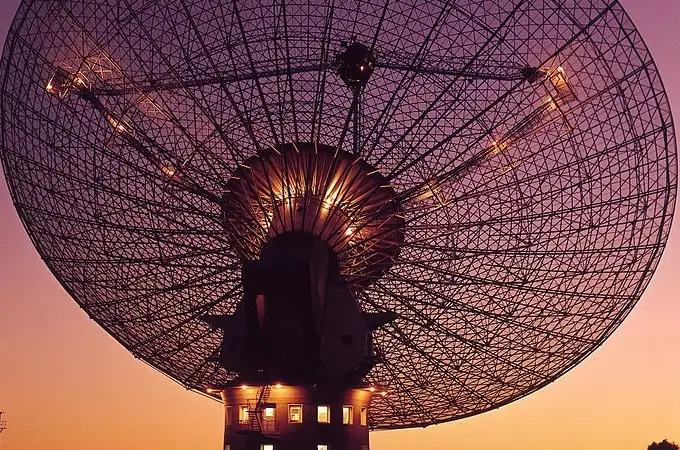 Detectada una nueva señal de radio extraterrestre que se repite cada 157 días (y no, no son alienígenas)