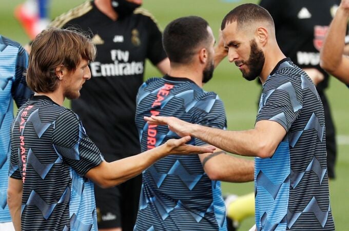 Modric, Benzema y de espaldas, Carvajal, en un entrenamiento del Real Madrid