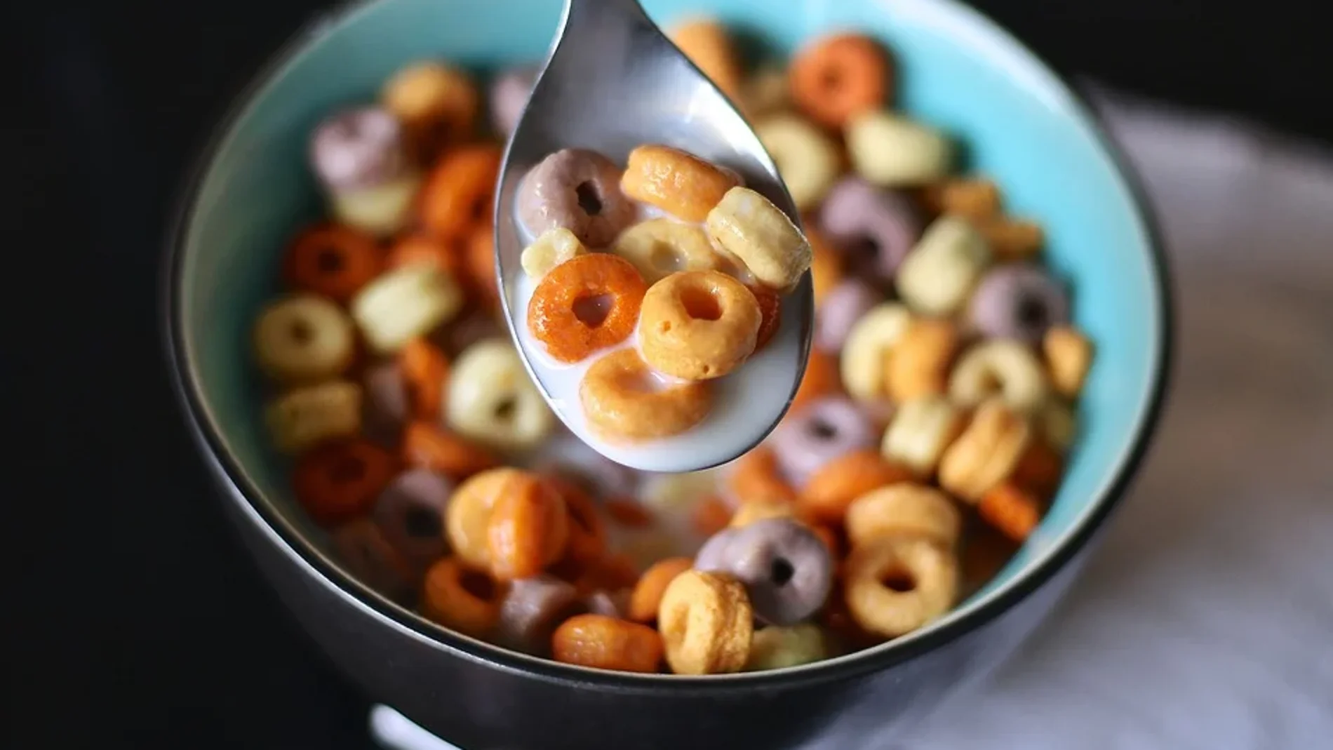 Cereales de desayuno y granolas azucaradas – Ambos suelen tener un alto contenido de azúcar. Una alternativa sería optar por ejemplo por los copos de avena, cereales de espelta integral, copos de cebada o hacer sus propias granolas en casa.