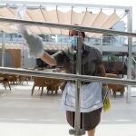 Una empleada de un hotel de Mallorca limpia las ventanas