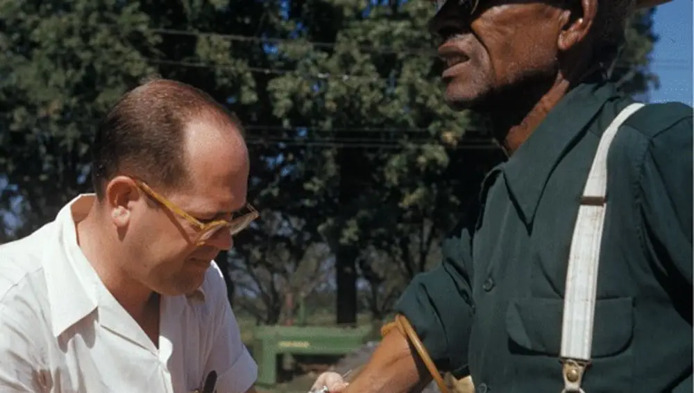 Toma de muestras de sangre de un paciente con sífilis durante el experimento Tuskegee (1972)