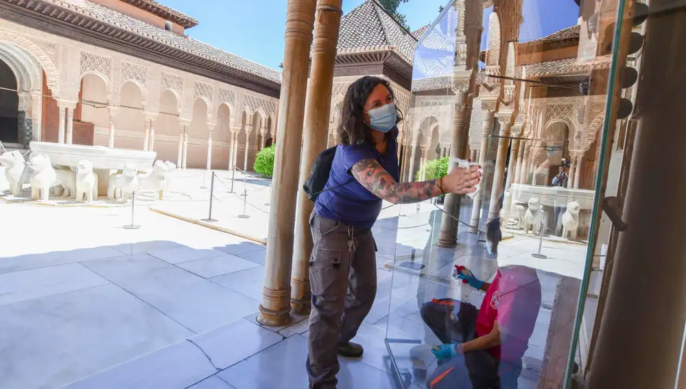 Trabajos de desinfección y limpieza en la Alhambra