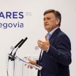 El secretario regional del PP, Francisco Vázquez, durante la rueda de prensa en la sede de los populares segovianos