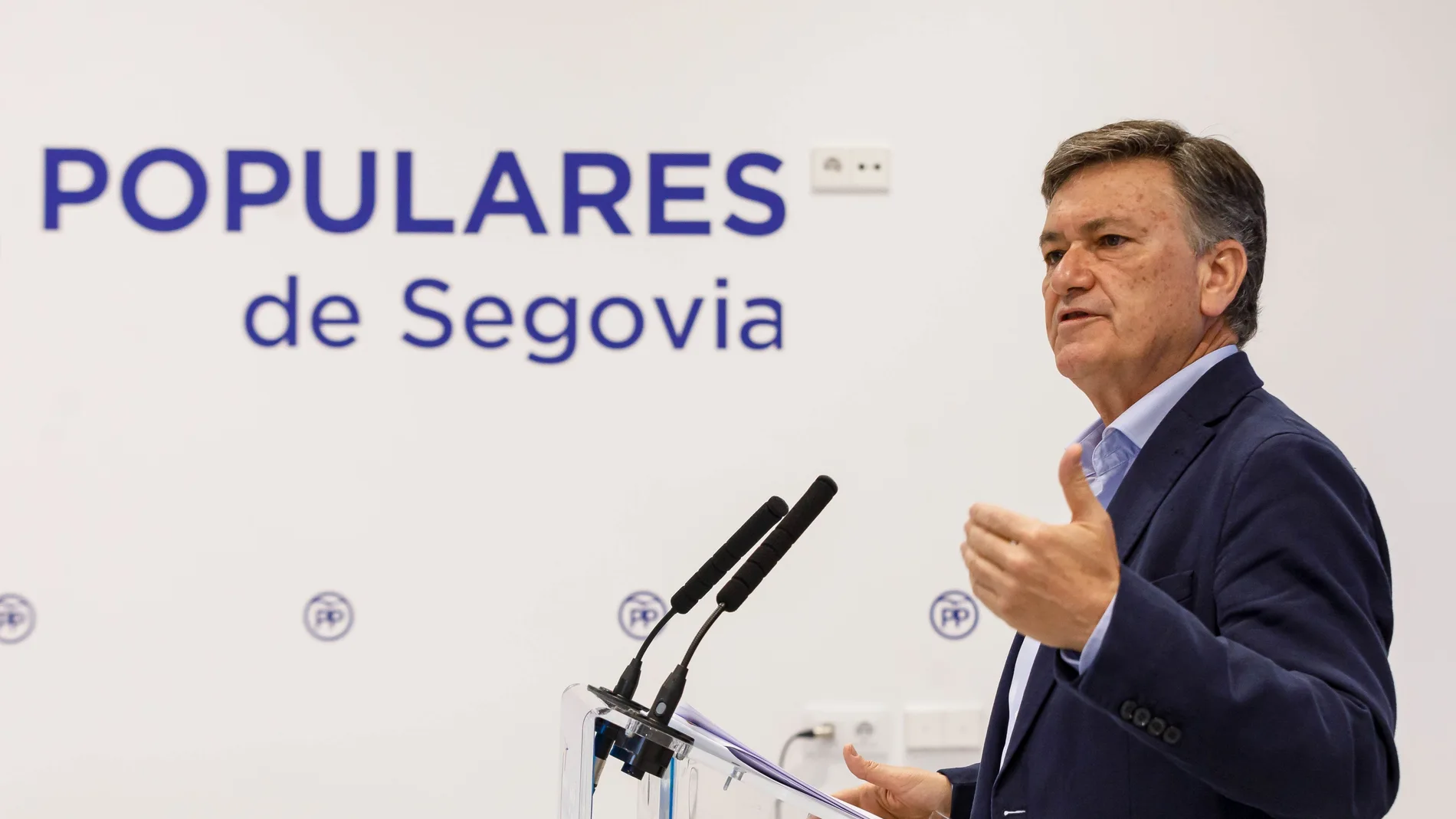 El secretario regional del PP, Francisco Vázquez, durante la rueda de prensa en la sede de los populares segovianos