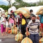 Ciudadanos venezolanos saliendo del refugio en Tienditas para ser trasladados a al Puente Simón Bolívar y cruzar su país en Cúcuta (Colombia).
