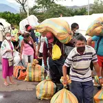 Ciudadanos venezolanos saliendo del refugio en Tienditas para ser trasladados a al Puente Simón Bolívar y cruzar su país en Cúcuta (Colombia).