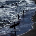 Varias personas en la playa de El Palo de Málaga