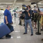 Uno de los pasajeros atiende a la Prensa en el aeropuerto de Son Sant Joan
