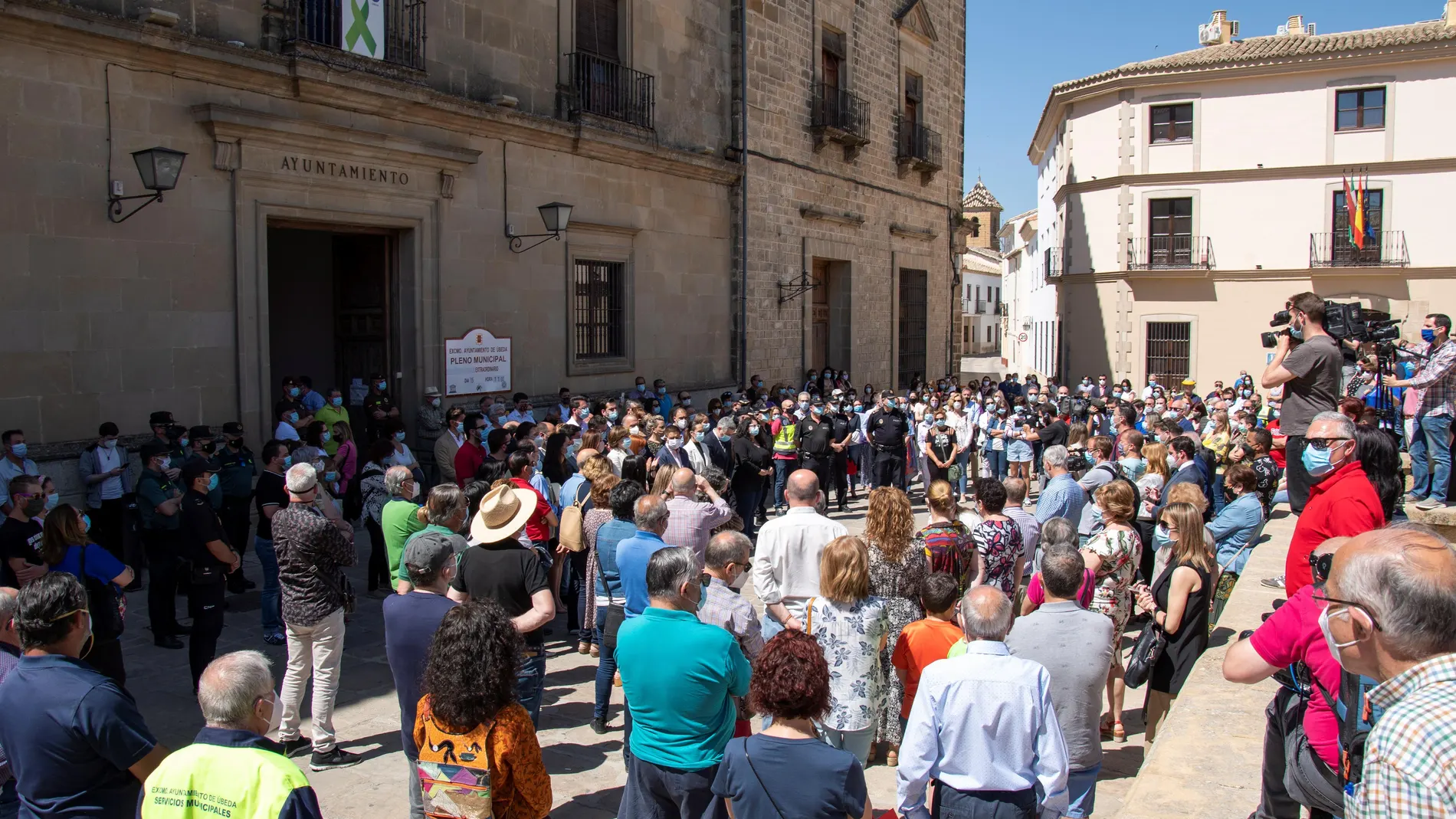 Úbeda y Villacarrillo guardan silencio por el triple asesinato