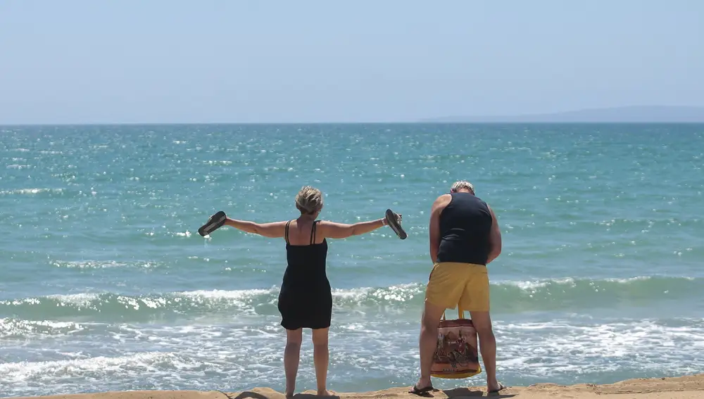 Por fin en Mallorca. Una pareja alemana en la playa de la isla (AP Photo/Joan Mateu)
