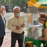 El alcalde de València, Joan Ribó, ha visitado hoy uno de los lugares de venta de la ONCE donde ya se encuentran los nuevos cupones editados en agradecimiento en la ciudadanía y a los profesionales que han desarrollado trabajos esenciales durante la pandemia