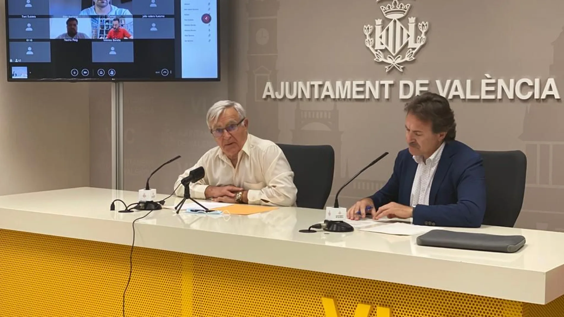 El alcalde de Valencia, Joan Ribó, y el concejal de Movilidad, Giussepe Grezzi