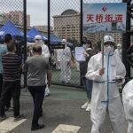 Las autoridades chinas realizan las pruebas de covid-19 a las personas que han visitado o estado relacionadas con el mercado de Xinfadi