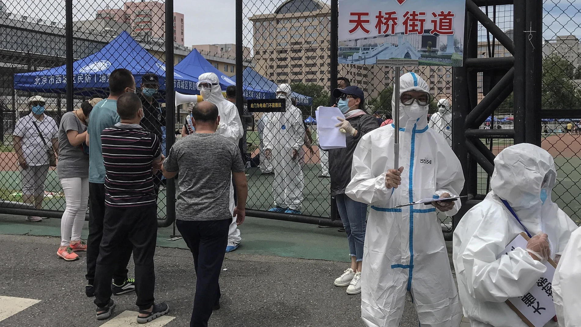 Las autoridades chinas realizan las pruebas de covid-19 a las personas que han visitado o estado relacionadas con el mercado de Xinfadi