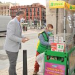 El presidente de las Cortes de Castilla y León, Luis Fuentes, compra un cupón de la ONCE en la Plaza Mayor de Valladolid