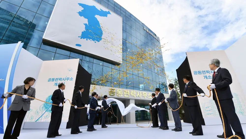 Imagen de la inauguración de la oficina intercoreana, en septiembre de 2018