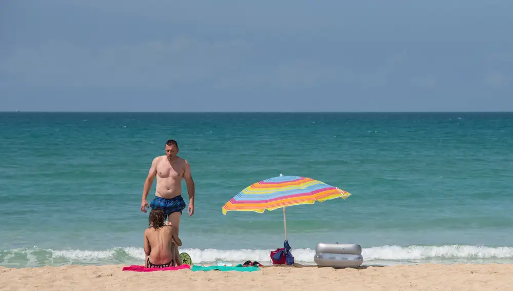 Turistas alemanes en una playa en Palma de Mallorca