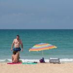 Turistas alemanes en una playa en Palma de Mallorca